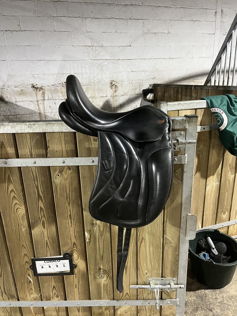 Selle de dressage Eric Thomas 17"